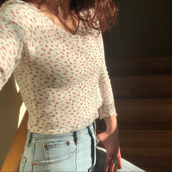 White Fawn Tops - 🚨WHITE FAWN - Cropped Long Sleeve T-Shirt